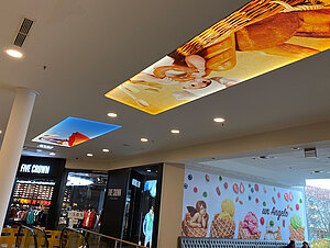 Montage von individuell bedruckten Spanndecken in Einkaufszentrum